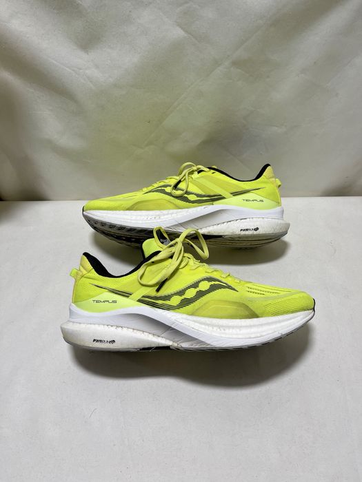 Топові бігові кросівки Saucony Tempus “Acid Green” розмір  44