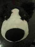 Cao de pelúche de cor branco e preto