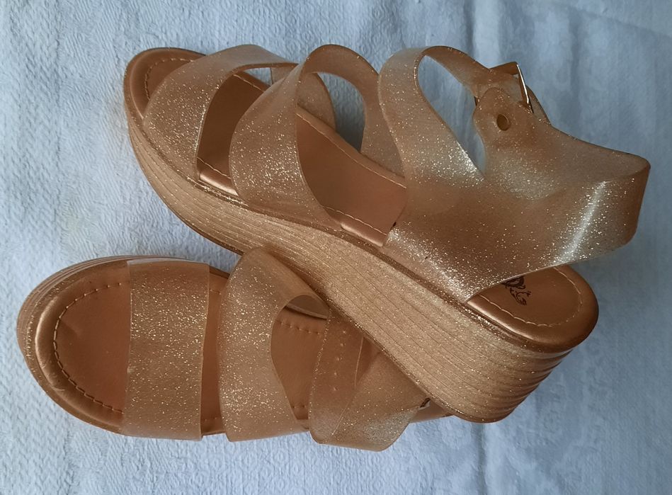 Босоніжки Нові 38розмір без нюансів