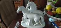 Porcelanowa figurka białe konie.