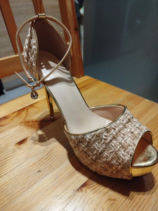 Sprzedam szpilki złote