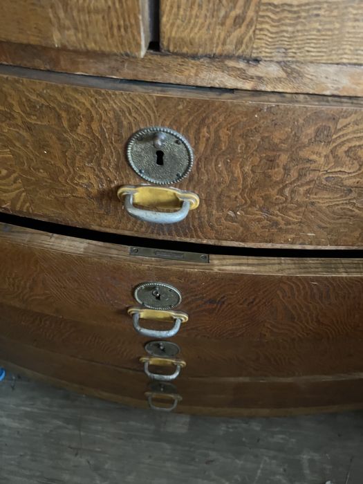 Stary kredens szefa szlifowane szkła