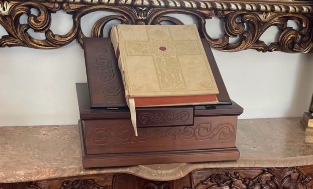 Conjunto biblia + caixa suporte