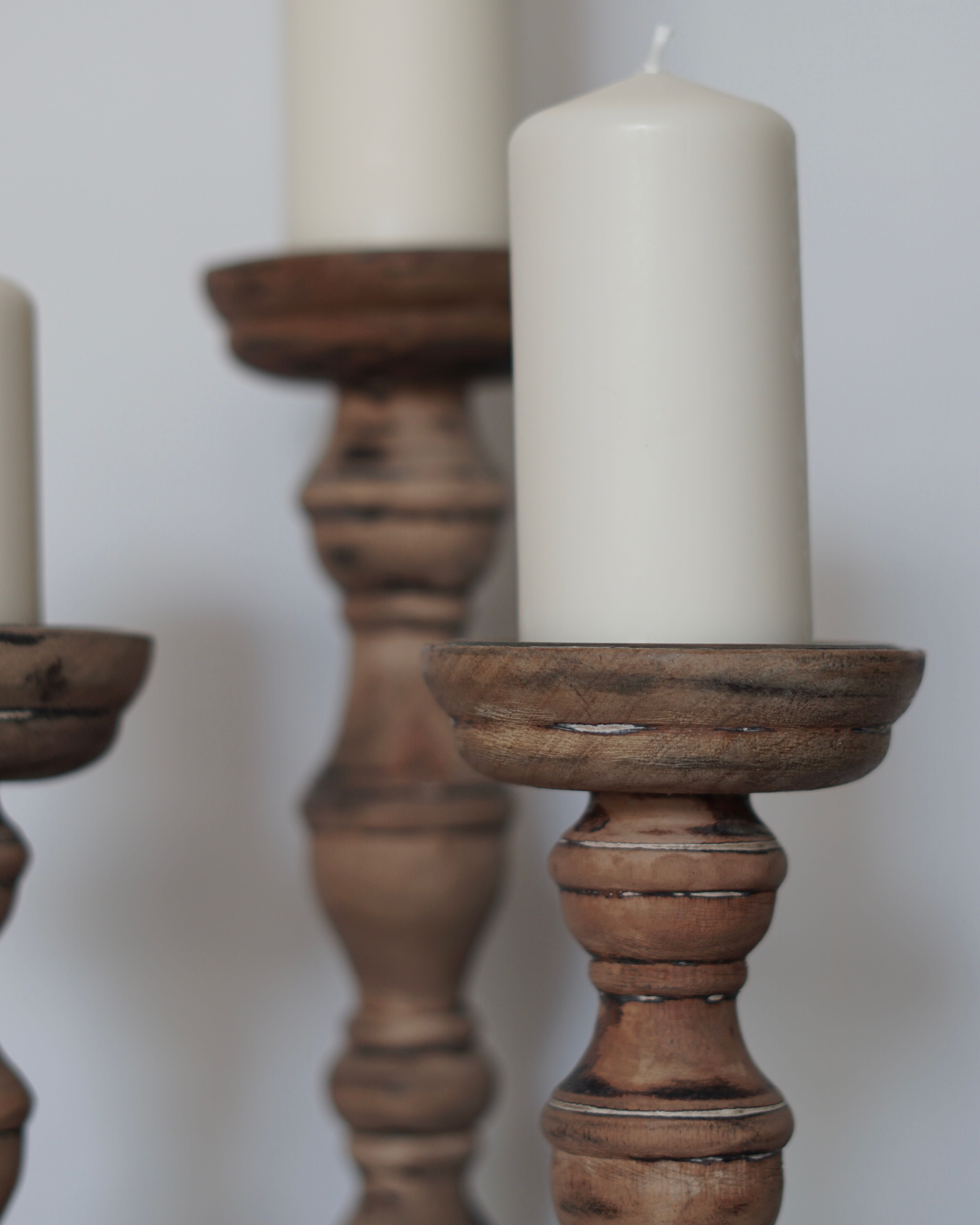 Rustykalne świeczniki z drewna z recyklingu