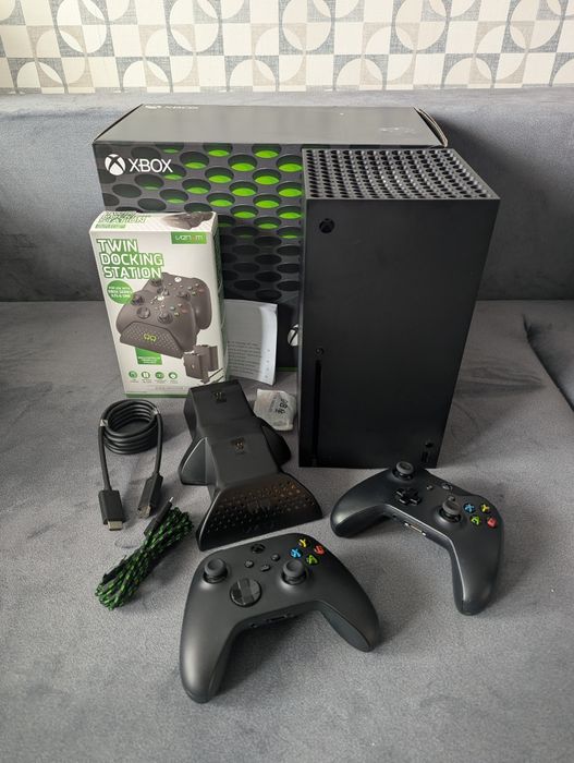 Konsola XBOX Series X + 2 pady + stacja dokująca