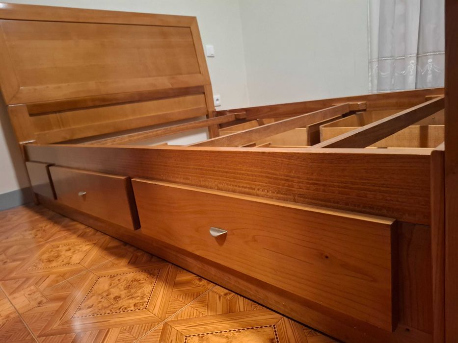 Cama de Casal em bom estado