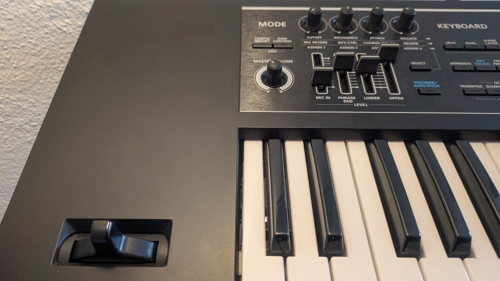 Roland Juno-DS 61 arranger sampler keyboard