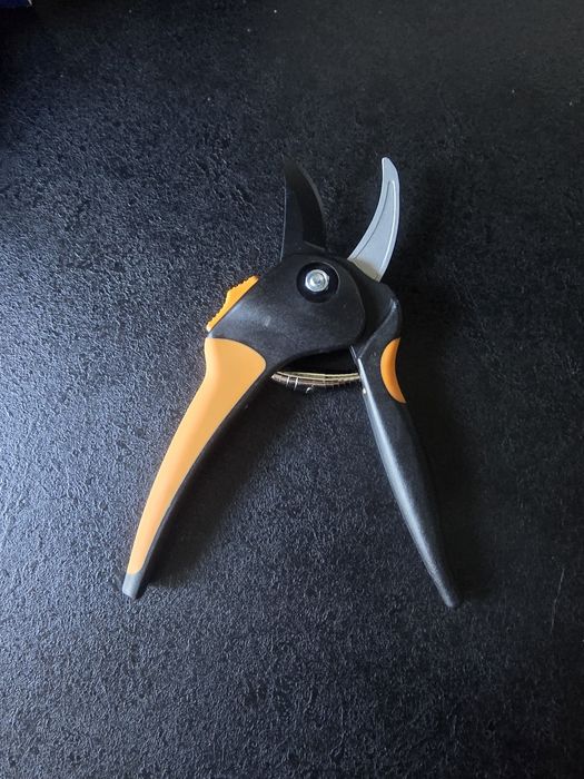 FISKARS Sekator Nożycowy SoftGrip M - Ostre  Cięcie, nożyce do gałęzi