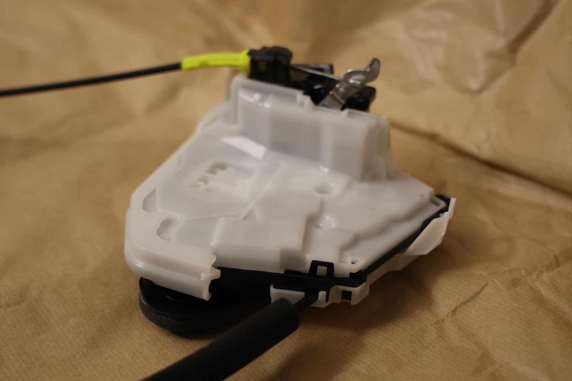 Fechadura porta trás esquerda NOVA de origem Nissan juke II f16