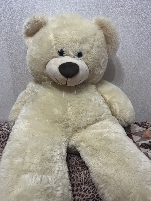 Великий плюшевий ведмедик