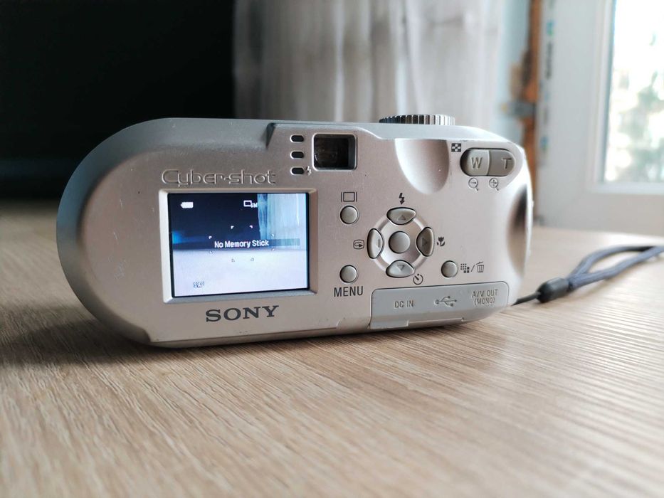 Цифровий фотоапарат Sony CyberShot DSC-P73 у відмінному стані