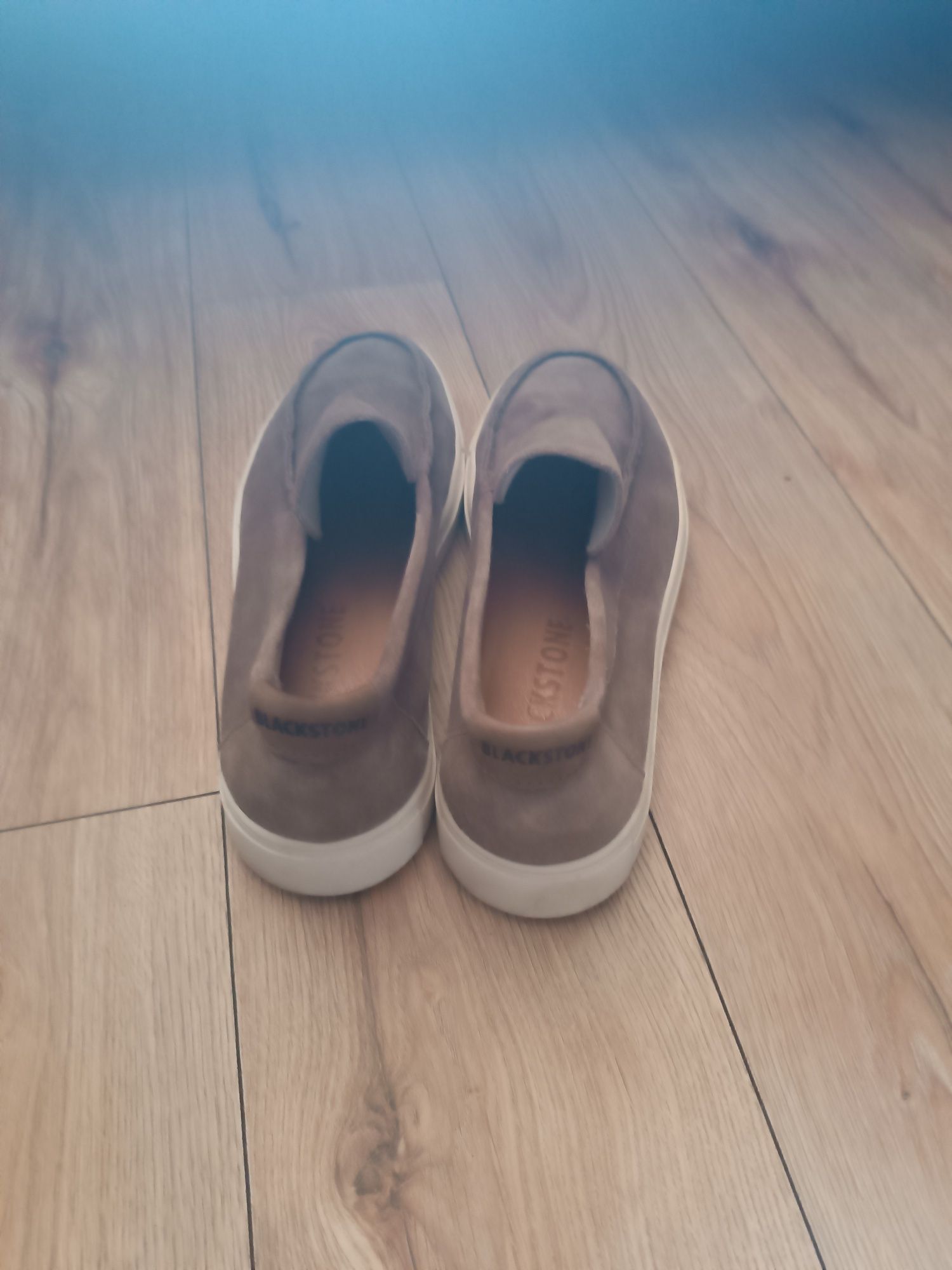 Brązowe zamszowe buty