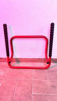 Suporte de parede para bicicletas vermelho