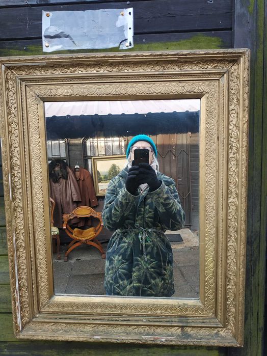 Lustro w złotej ramie