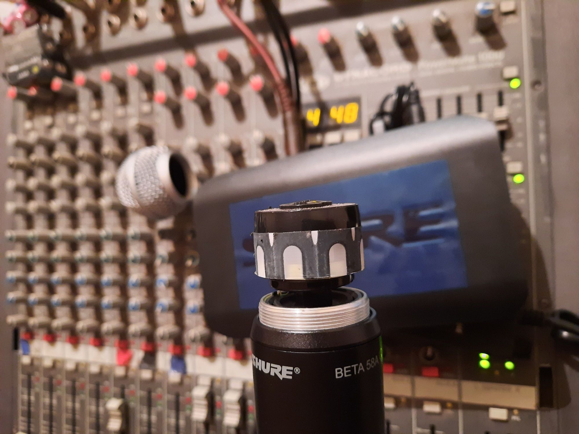 Професійна бездротова система SHURE BLX24 Beta SM58