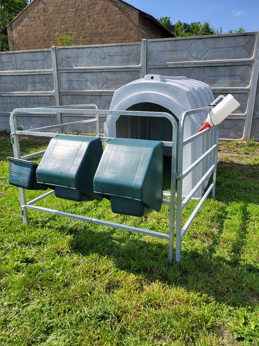 Nowe budki dla cieląt cielaków wygrodzenia budka iglo obora karmidło