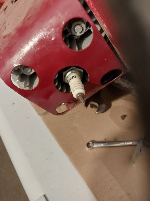 Silnik mf 70 w całości lub na czesci szarpak iskrownik