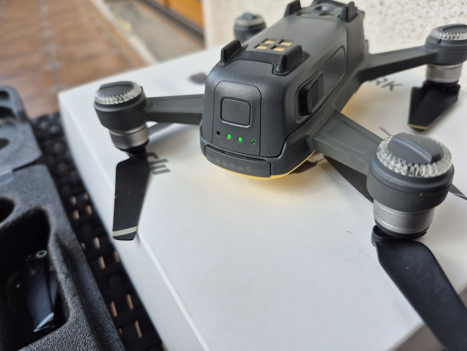Dron DJI Spark + kontroler + karta pamięci 32 GB