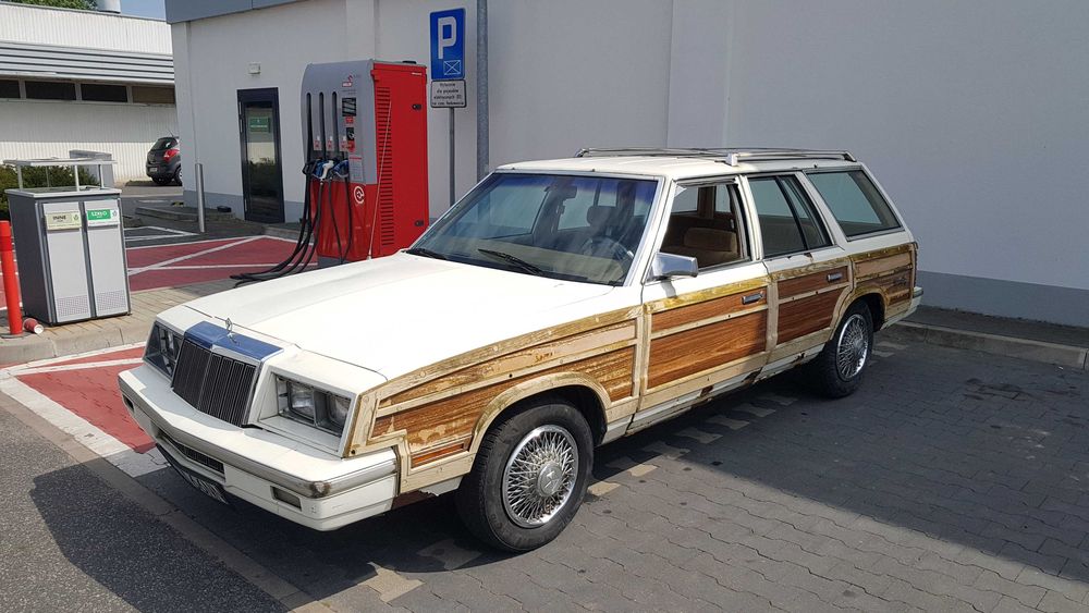 Chrysler LeBaron Town & Country Station Wagon 1984 r.