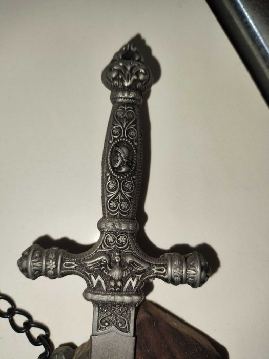 Antigo Escudo brasão armas espadas, medieval em estsnho