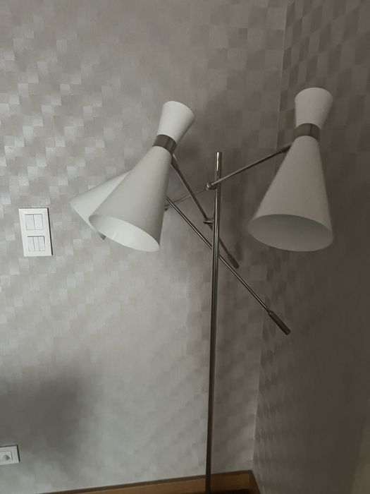 Candeeiro de pe alto branco e prateado