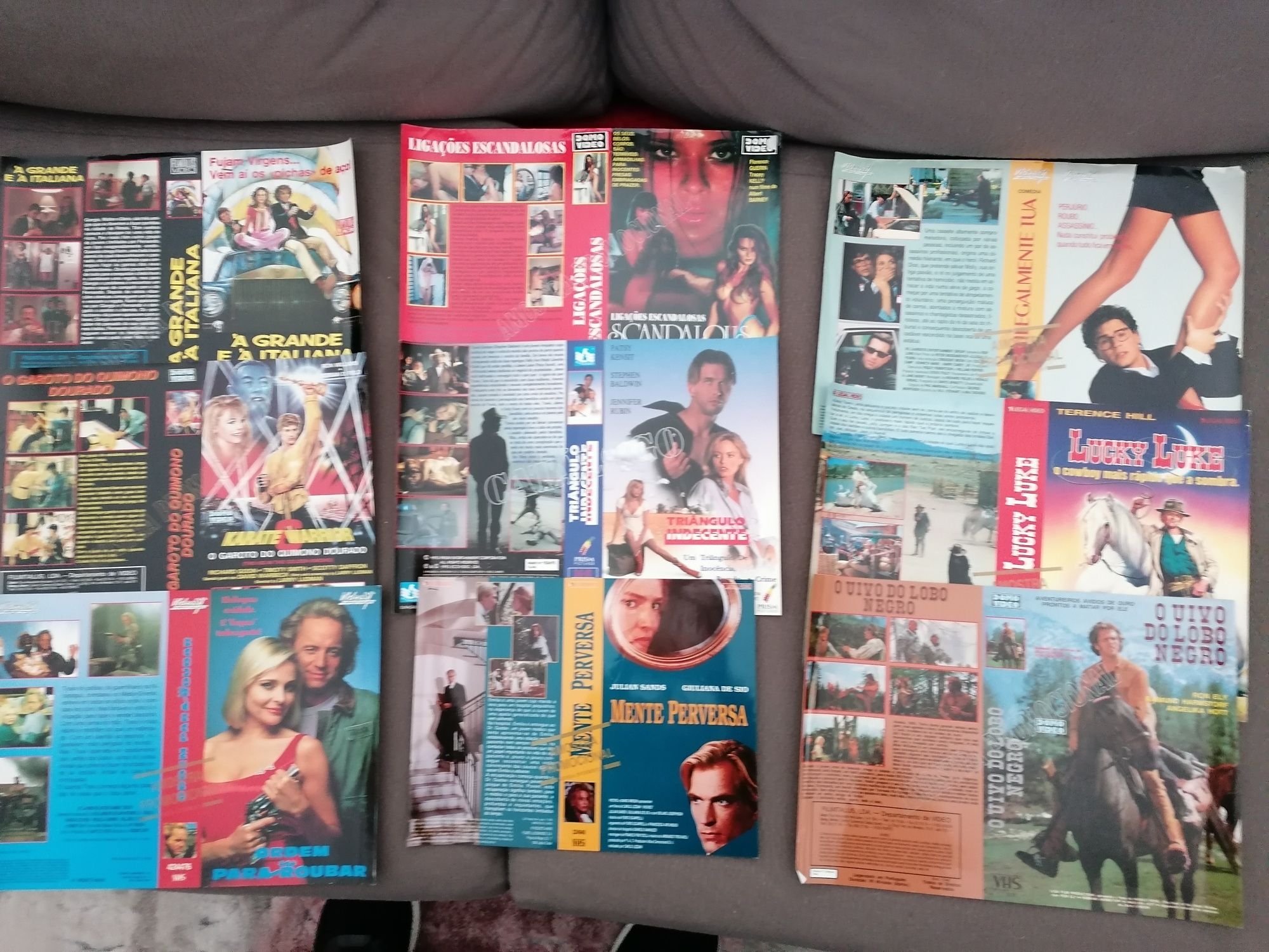 Cerca de 150 capas VHS