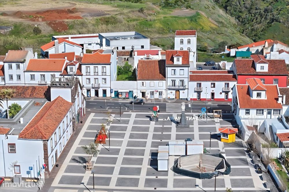 Moradia T4 com 2 Espaços de Comércio, no centro de Vila do Porto.