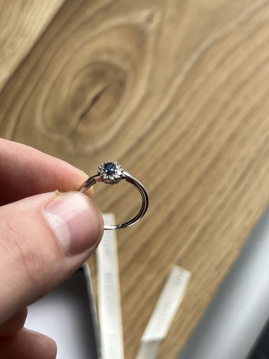 Pierscionek 13 szafir w białym zlocie i diamentach Jubitom