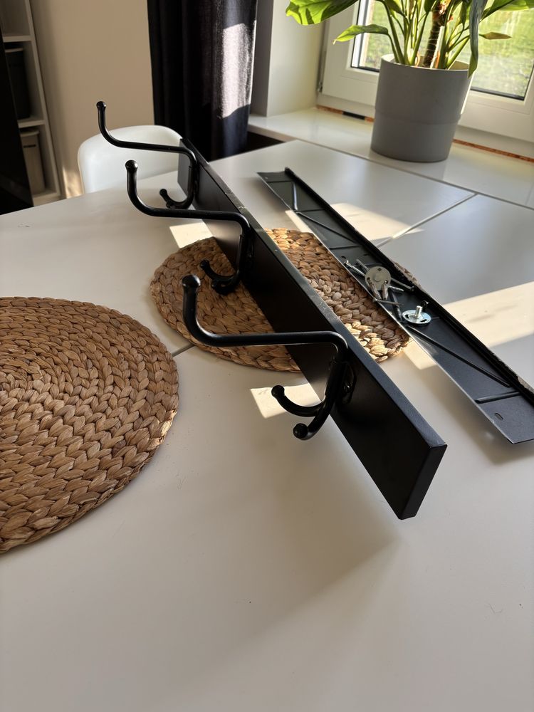 Wieszak Ikea pinnig haki czarny na ubrania do przedpokoju