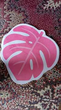 Рожевий килимок у вигляді листка
