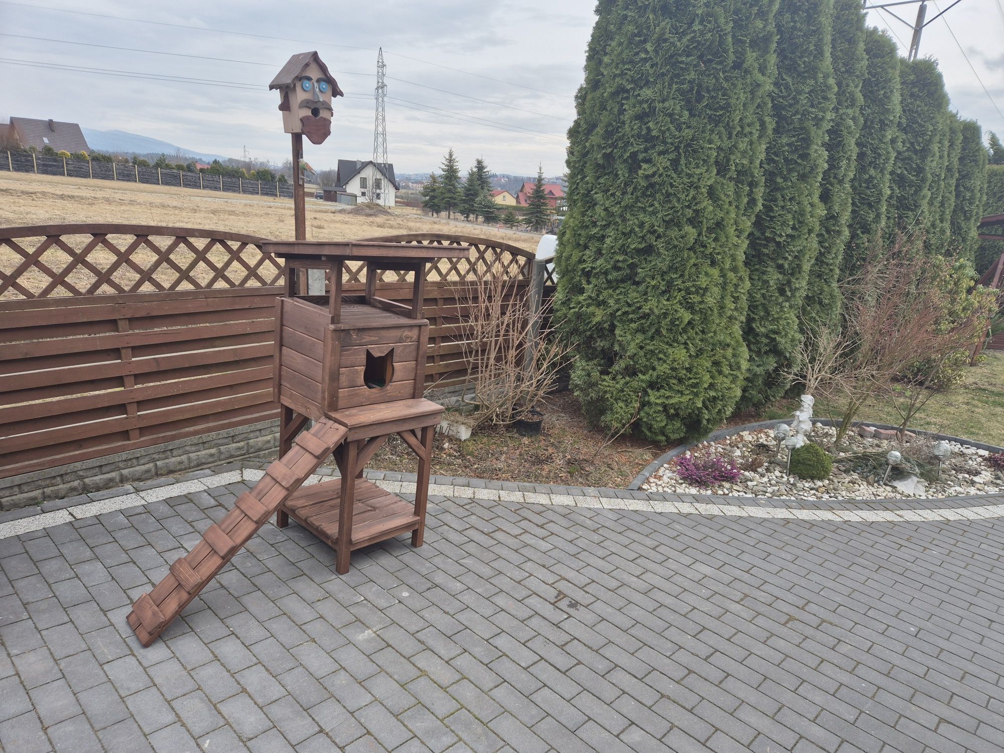 Buda dla kota z podestem