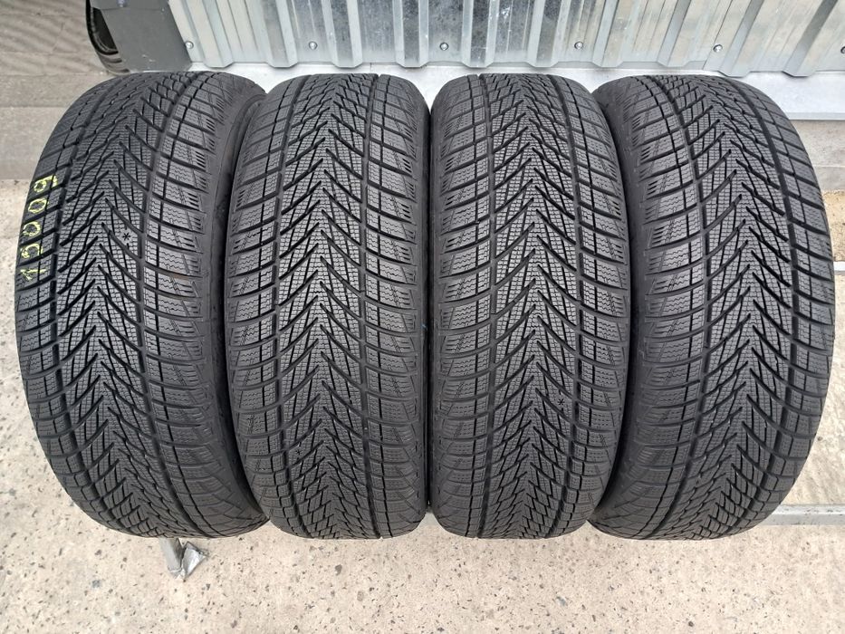 Резина зимова, 215/55 R17 Good Year Ultra Grip Performance 3 (15009)