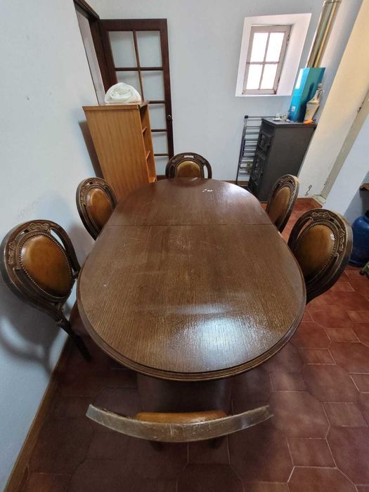 Mesa madeira estilo antigo com 6 cadeiras estofadas