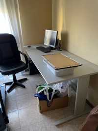 secretária e cadeira de escritório