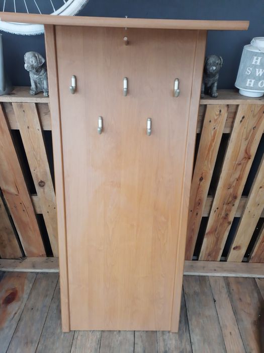 Wiszak na kurtki powieszany