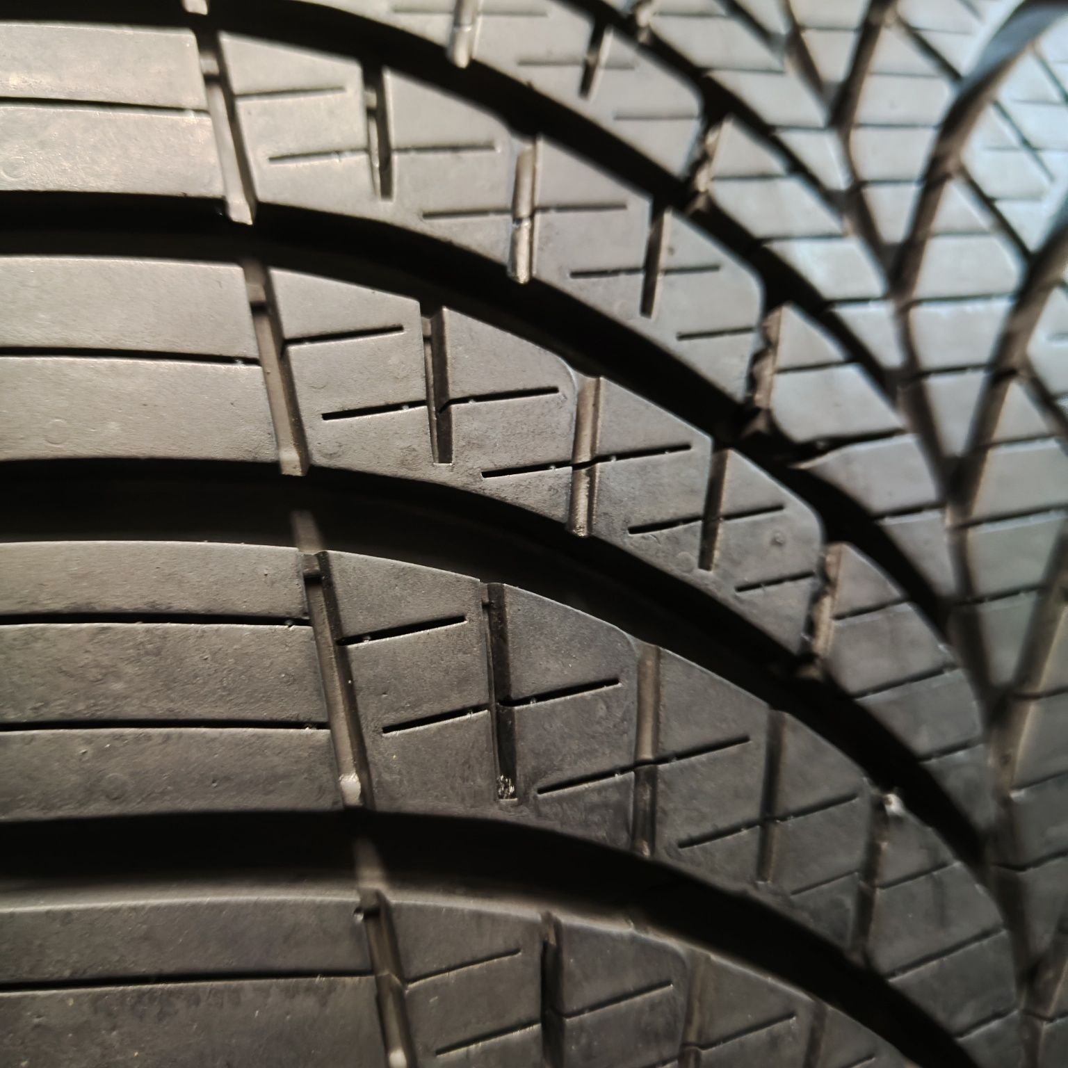 225/40/18 XL Sprzedam parę opon całorocznych Goodyear