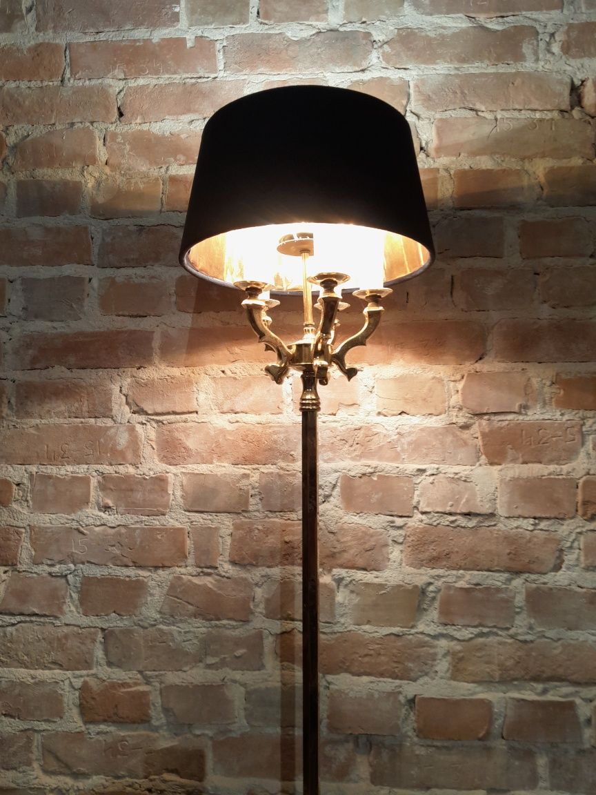 Piękna mosiężna lampa podłogowa
