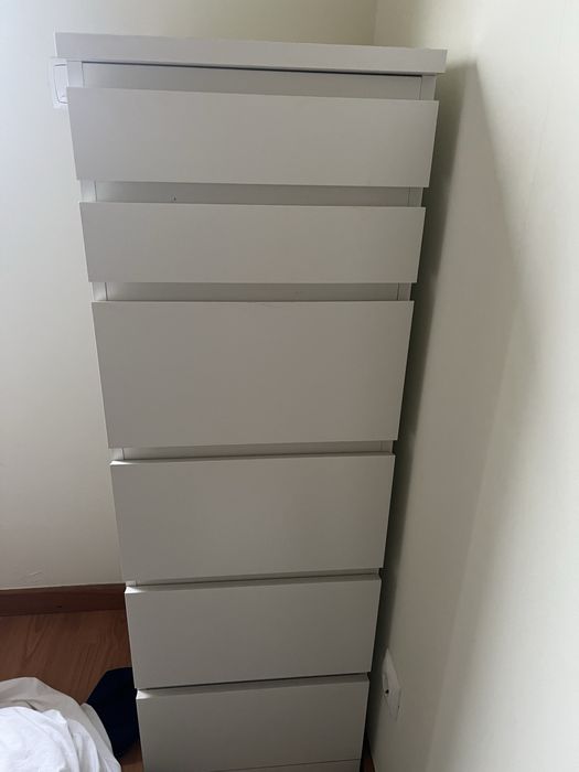 Cómoda branca com espelho