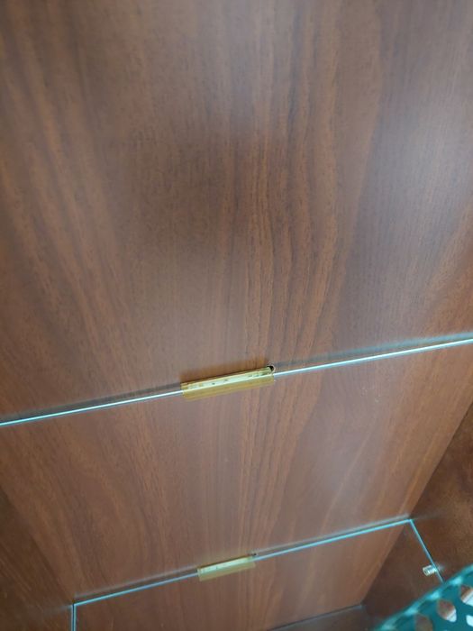 Komoda, witryna, regał z przeszkleniami.