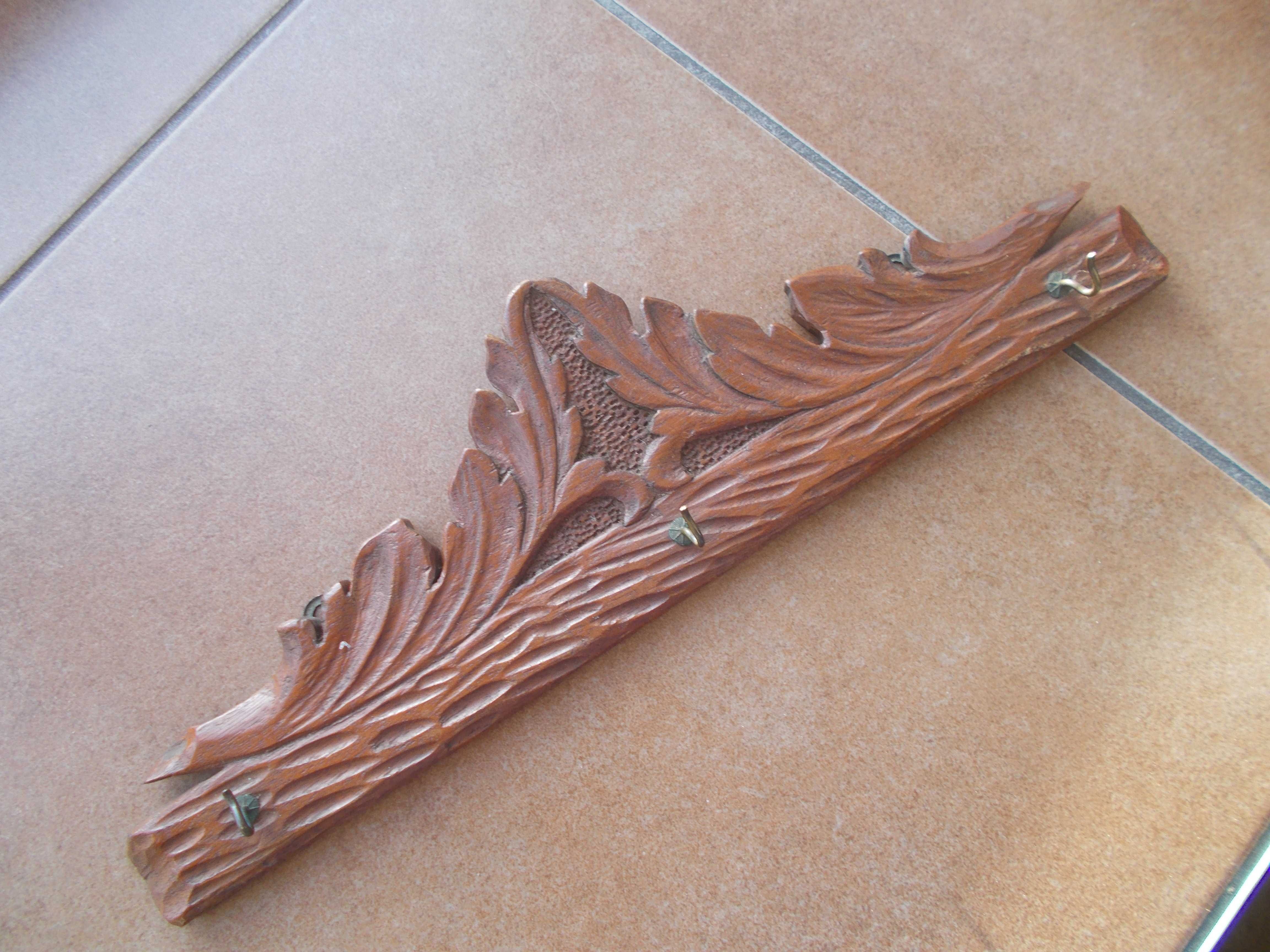 Starocie - rzeźbiony wieszak z drewna dębowego