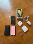 iPhone SE 2020 2nd gen. + słuchawki + 2 etui + nowa szybka
