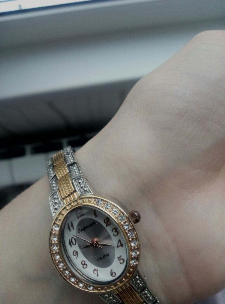 Новий жіночий годинник Спутник