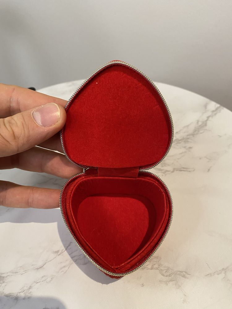 Czerwone pudełko serce na biżuterie Love