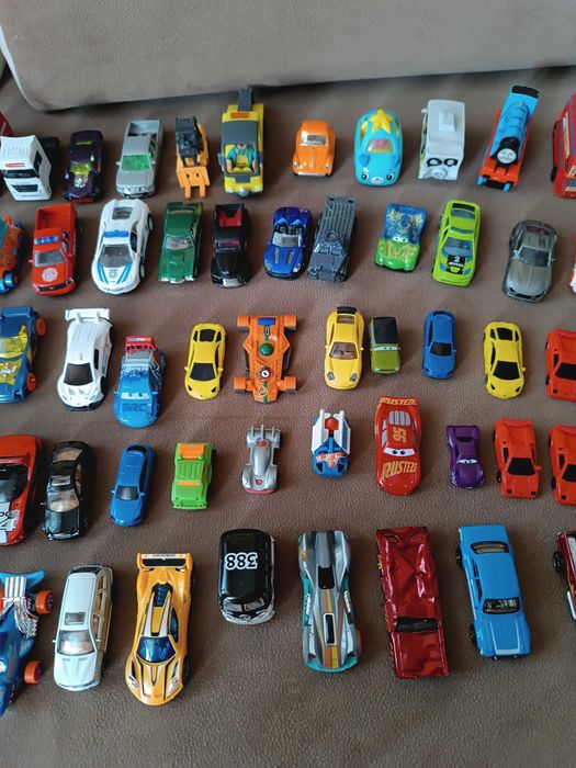 Zestaw autek Hot Wheels i inne oraz żołnierzyki