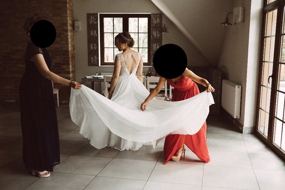 Piękna suknia ślubna w stylu rustykalnym/boho