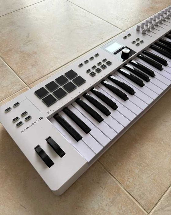 Arturia KeyLab Essential 3 – 49 teclas (Branco) – Como novo