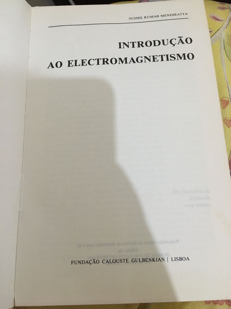 Livro “Introdução ao Eletromagnetismo” de Sushil Kumar Mendiratta