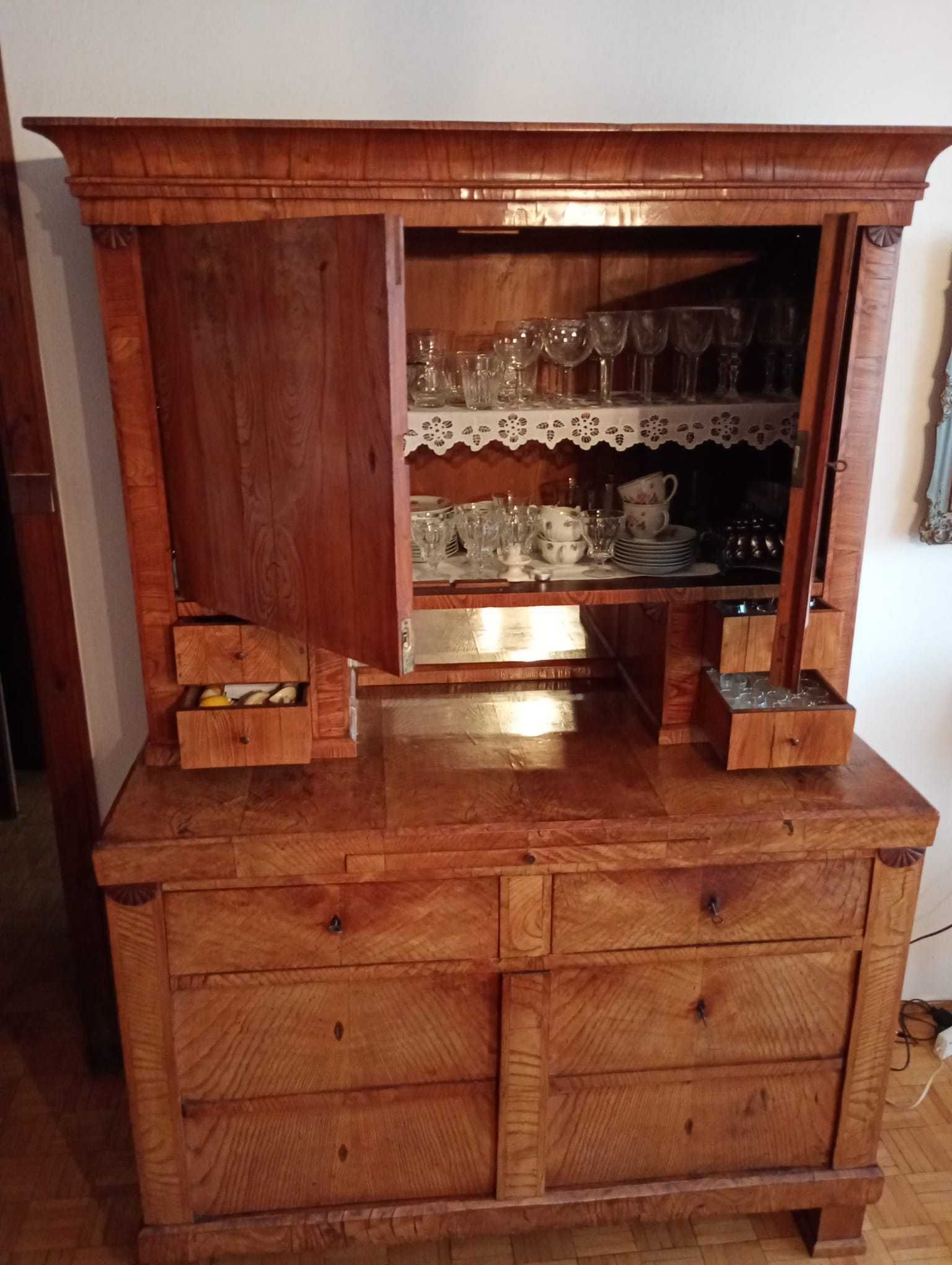 Kredens Biedermeier z XIX wieku