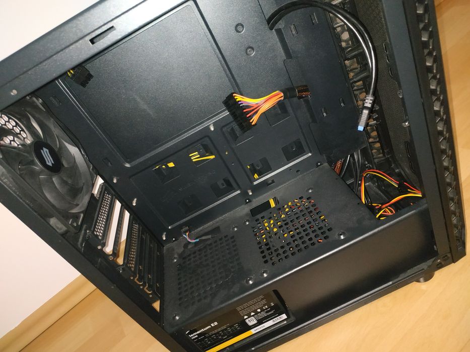 Obudowa SilentiumPC z zasilaczem 550W