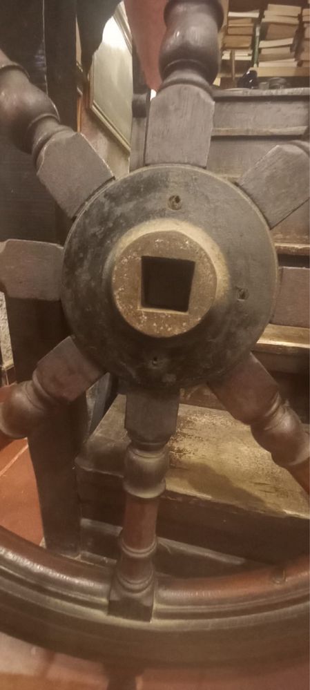 Timão ou roda do leme de antigo veleiro